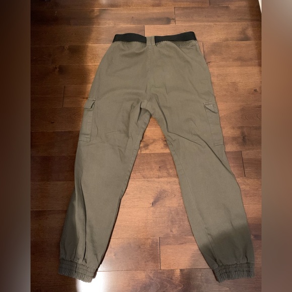 Cargo pants with black buckled belt - Picture 2 of 2